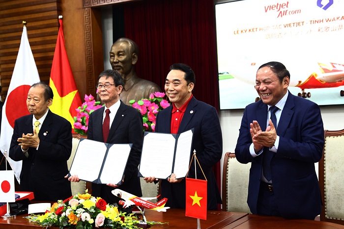 Bộ trưởng Nguyễn Văn Hùng và ông Nikai Toshihiro chứng kiến Lễ ký kết Biên bản ghi nhớ giữa Công ty Vietjet Air (Việt Nam) và tỉnh Wakayama (Nhật Bản).
